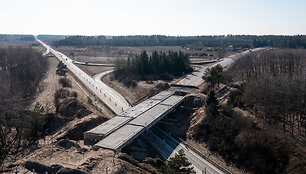 Visi&scaron;kai sustoję viaduko remonto darbai Trakų plente