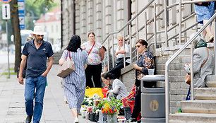 Gėlių, uogų, daržovių pardavėjai Vilniaus gatvėse