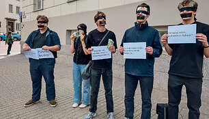 Mitingas prie&scaron; Gintauto Palucko susitikimą su Gitanu Nausėda