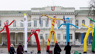 Instaliacija &ndash; bestuburių oro žmogeliukų parkas