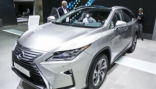 &bdquo;Lexus&ldquo; stendas Frankfurto automobilių parodoje