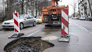 Naugarduko gatvėje atsivėre smegduobė