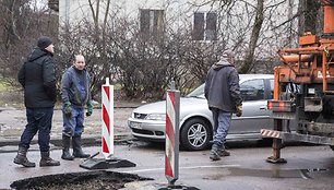 Naugarduko gatvėje atsivėre smegduobė