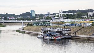 Barža Neries krantinėje