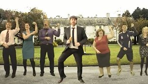 Jork&scaron;yre gyvenantys mokyklos darbuotojai su&scaron;oko &bdquo;Gangnam style&ldquo;