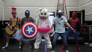 Grupės &bdquo;Backstreet boys&ldquo; vaikinai sukūrė &bdquo;Harlem shake&ldquo; &scaron;okio vaizdo klipą