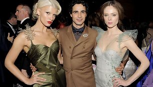Manekenės Crystal Renn (kairėje) ir Coco Rocha su dizaineriu Zacu Posenu