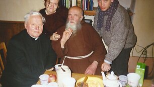 Jaunieji su monsinjoru Kazimieru Vasiliausku (kairėje) ir Tėvu Stanislovu