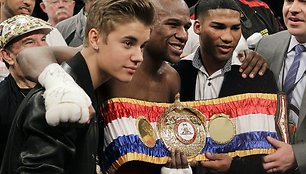 Dainininkas Justinas Bieberis (kairėje) su bokso čempionu Floydu Mayweatheru jaunesniuoju (centre)