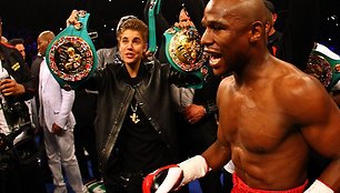 Daininkas Justinas Bieberis (kairėje) ir Floydas Mayweatheras jaunesnysis