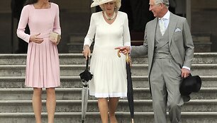 I&scaron; kairės: Kembridžo hercogienė Catherine ir Kornvalio hercogienė Camilla su vyru, princu Charlesu