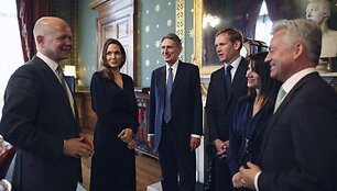 Angelina Jolie su Didžiosios Britanijos ministrais ir sekretoriais