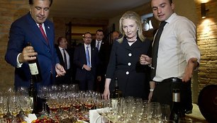 Gruzijos prezidentas Mikheilas Saakashvilis (kairėje) ir JAV valstybės sekretorė Hillary Clinton