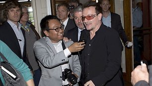 Dainininkas Bono (dešinėje) Oslo taikos konferencijoje