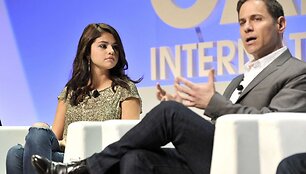 Selena Gomez ir MTV kanalo prezidentas Stephenas Friedmanas