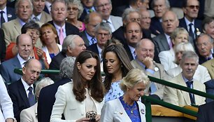 Pippa Middleton ir Kembridžo hercogienė Catherine (centre)