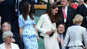 Pippa Middleton ir Kembridžo hercogienė Catherine (centre)