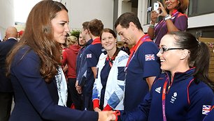 Kembridžo hercogienė Catherine (kairėje) ir dviratininkė Victoria Pendleton (dešinėje)