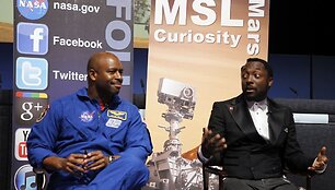 Muzikantas Will.i.am (de&scaron;inėje) ir buvęs NASA astronautas Lelandas Melvinas