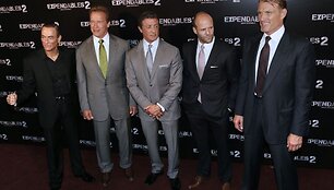 I&scaron; kairės: Jeanas-Claude'as Van Damme'as, Arnoldas Schwarzeneggeris, Sylvesteris Stallone, Jasonas Stathamas ir Dolphas Lundgrenas