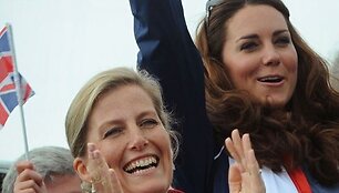 Kembridžo hercogienė Catherine (de&scaron;inėje)