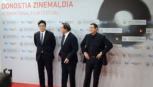 Iš kairės: Benicio Del Toro, Oliveris Stone'as ir Johnas Travolta