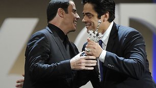 Johnas Travolta (kairėje) ir Benicio Del Toro