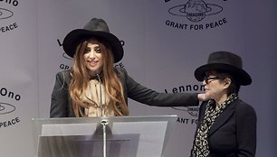 Lady Gaga (kairėje) ir Yoko Ono