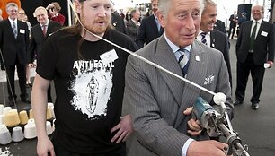 Princas Charlesas Oklando kilimų gamykloje