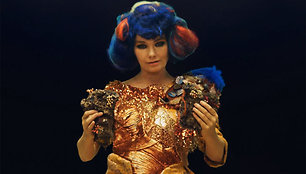 Bjork naujame klipe „Mutual Core“