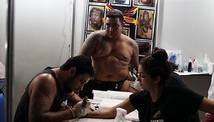 Tatuiruočių ir pirsingo konferencijos akimirka