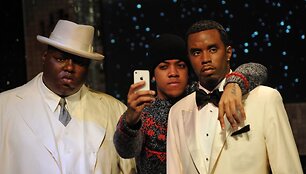 Britų reperis Chipas (centre) su The Notorious B.I.G. (kairėje) ir Tupaco Shakuro va&scaron;kinėmis figūromis