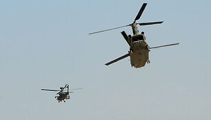 Princas Harry pilotuojamas &bdquo;Apache&ldquo; sraigtasparnis (kairėje)