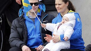 Princesė Victoria ir princas Danielis su mažąja princese Estelle