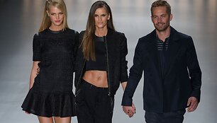 I&scaron; kairės: Erin Heatherton, Izabel Goulart ir Paulas Walkeris