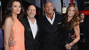 I&scaron; kairės: Emma Heming, Bruce;as Willisas, Dwayne'as Johnsonas ir Lauren Hashian
