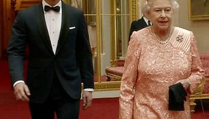 Karalienė Elizabeth II ir aktorius Danielis Craigas