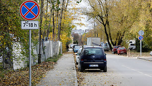 Automobiliai, stovintys pažeidžiant kelių eismo taisykles