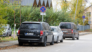 Automobiliai, stovintys pažeidžiant kelių eismo taisykles