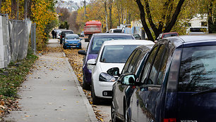 Automobiliai, stovintys pažeidžiant kelių eismo taisykles