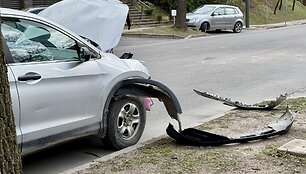 Kaune kari&scaron;kių visureigis susidūrė su lengvuoju automobiliu, nukentėjo moteris ir vaikas