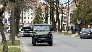 Kaune kari&scaron;kių visureigis susidūrė su lengvuoju automobiliu, nukentėjo moteris ir vaikas