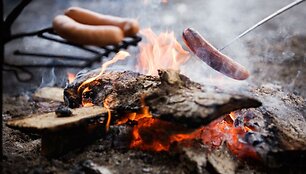 De&scaron;relių kepimas ant laužo