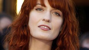 Florence Welch kirpčiukai banguoti, lengvi ir gražiai dera prie pasirinktos &scaron;ukuosenos.