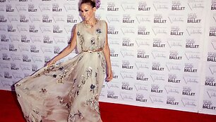 "Valentino" suknelę vilkinti Sarah Jessica Parker