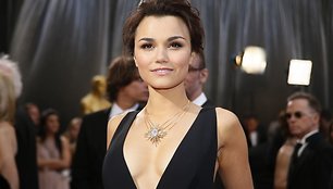 Aktorė Samantha Barks iš miuziklo „Vargdieniai“ pribloškia ne tik stipriu, širdis ir sielas virpinančiu balsu. Įspūdingoje iškirptėje puikuojasi gana „aštriai“ atrodantis vėrinys. Auksas ir deimantai – ar yra tobulesnių derinių?