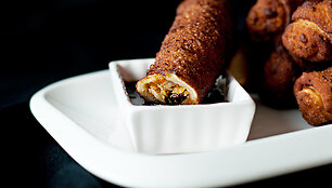 Suktinukai su vi&scaron;tienos ir daržovių įdaru &bdquo;Egg Rolls&ldquo;