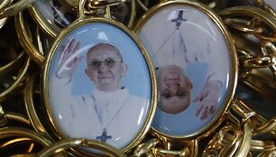 Pakabukai su popiežiaus Pranci&scaron;kaus atvaizdu