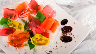 Šventinis desertas – gaivus trispalvis želė tortas su lietuviškais akcentais