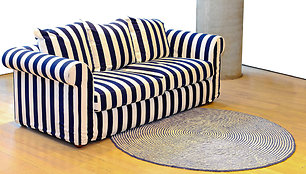 Dryžuota sofa